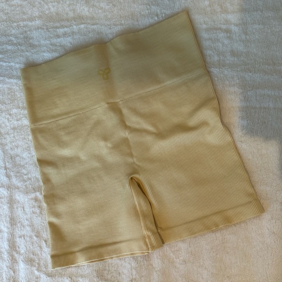 Aritzia TNA Ribbed Bike Shorts - Picture 2 of 4